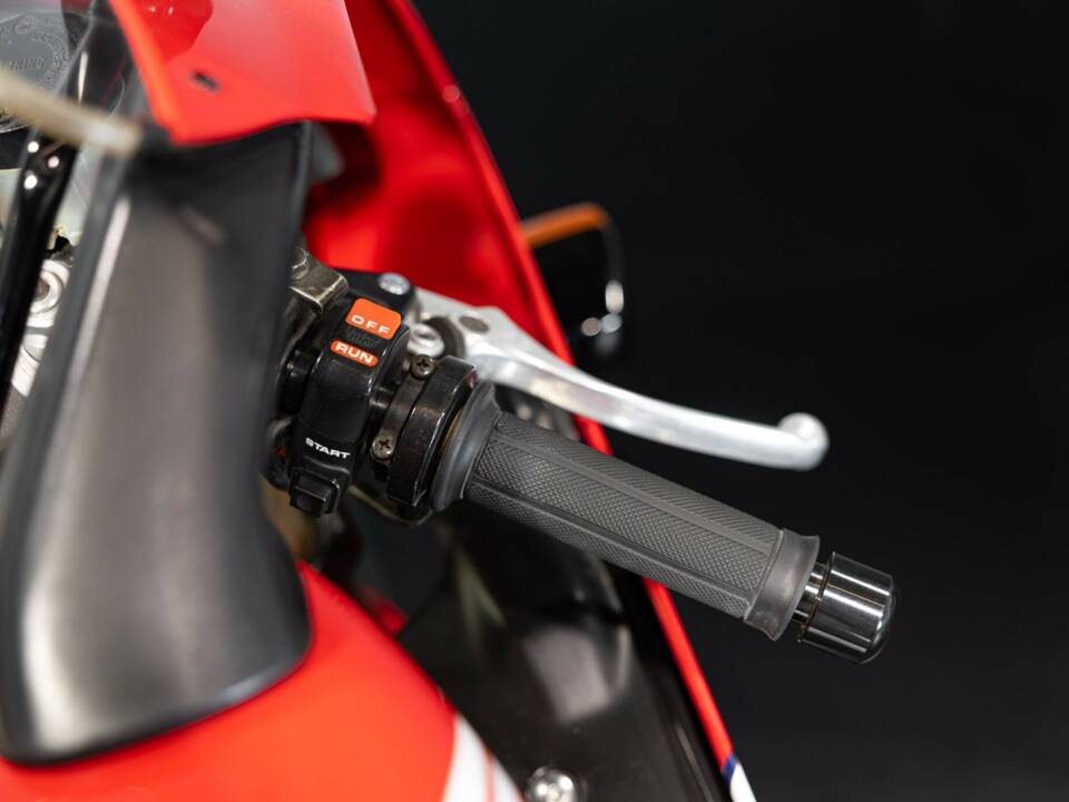 Image 31/42 de Honda RVF 750 (1994)