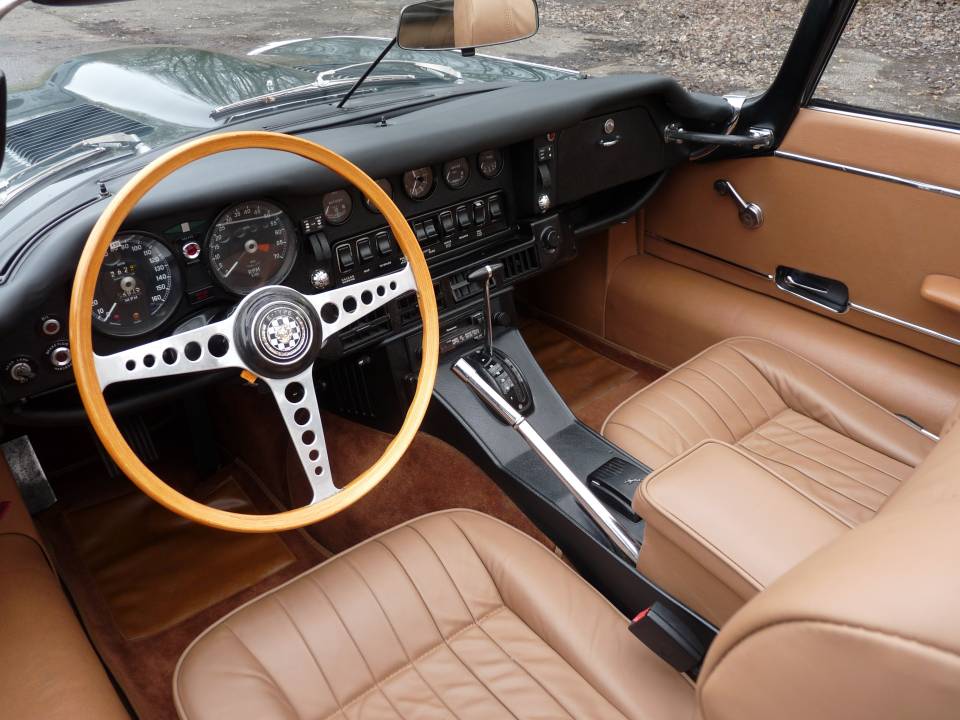 Image 8/28 of Jaguar E-Type V12 (1972)
