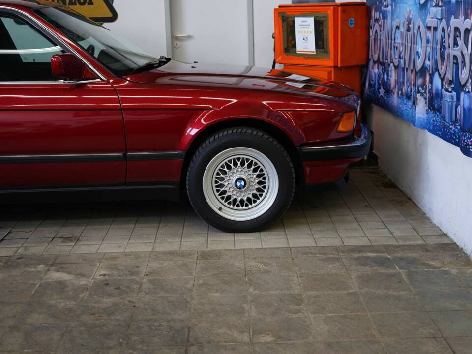 Bild 31/33 von BMW 750i (1991)