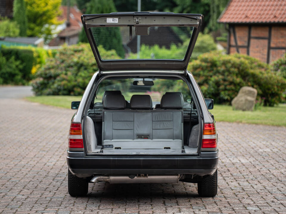 Image 17/66 of Mercedes-Benz 200 TE (1989)