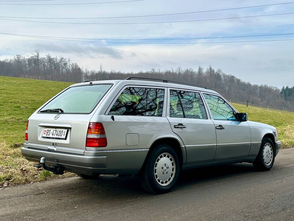 Image 5/16 of Mercedes-Benz E 300 Turbodiesel T (1996)