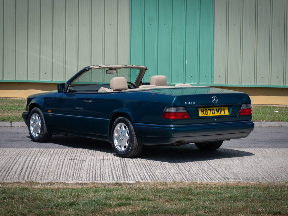 Image 3/26 of Mercedes-Benz E 320 (1996)