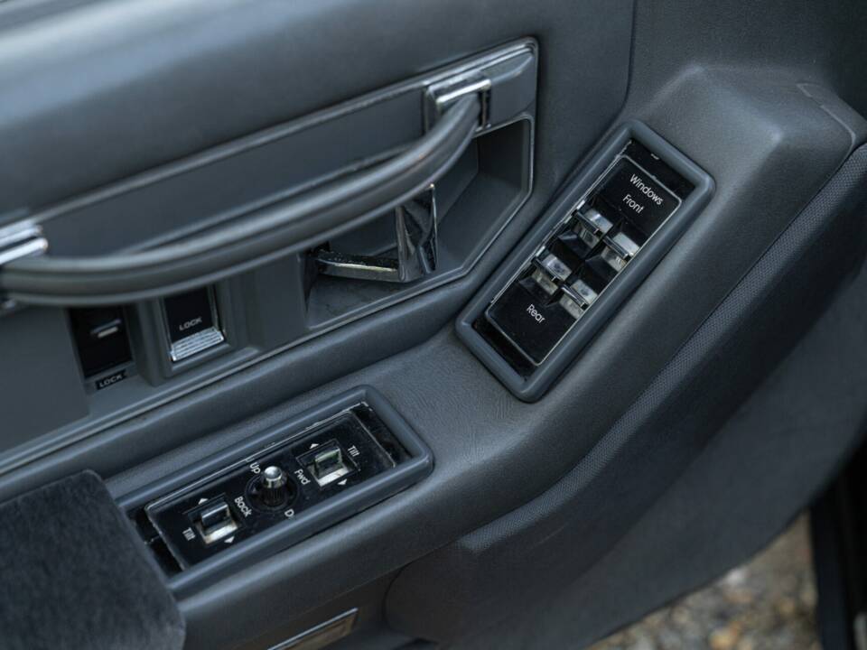 Immagine 35/50 di Cadillac Seville (1988)