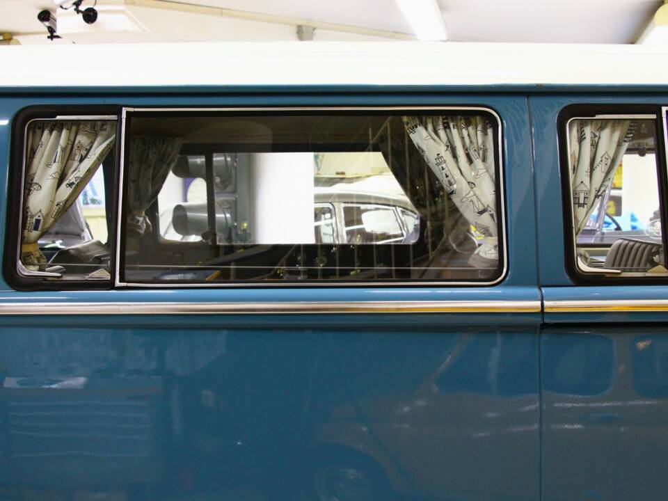 Image 13/33 of Volkswagen T2a minibus (1970)