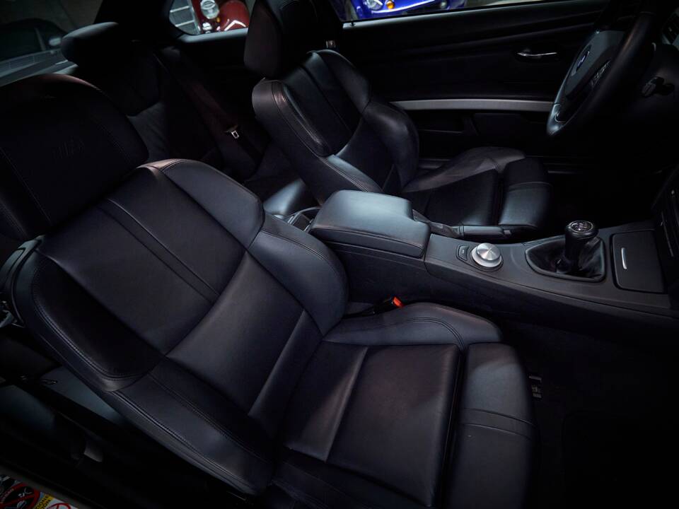 Image 75/100 of BMW M3 (2006)
