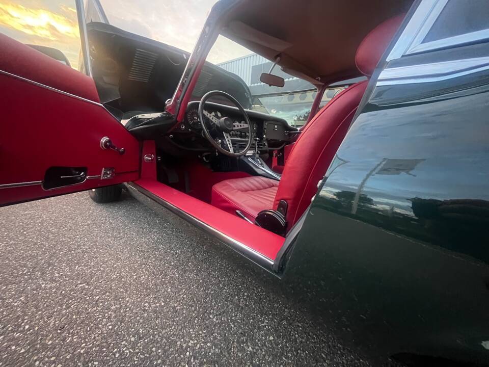 Image 30/46 de Jaguar Type E V12 (2+2) (1972)