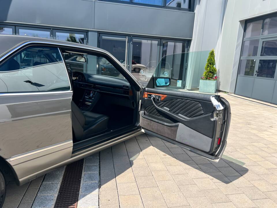Bild 22/33 von Mercedes-Benz 560 SEC (1991)