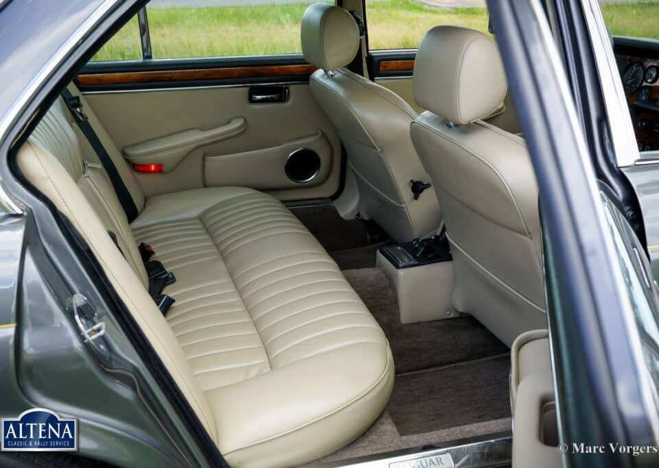 Image 26/57 de Jaguar XJ 12 (1986)