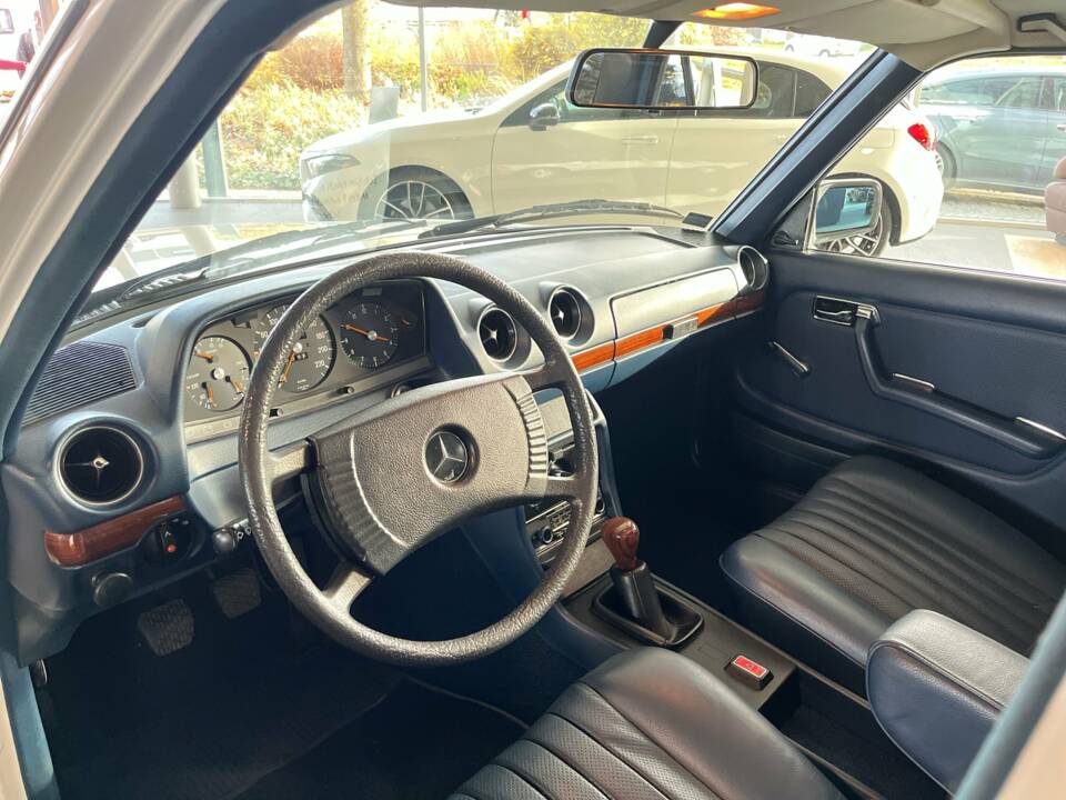 Image 8/22 of Mercedes-Benz 280 E (1977)