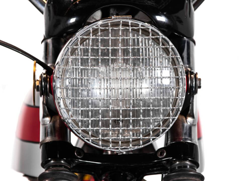 Image 13/34 of MV Agusta 250 Bicilindrica (1970)