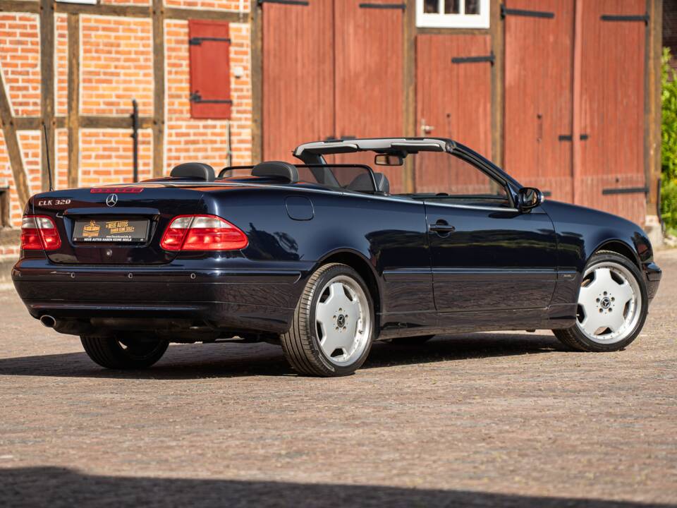 Bild 18/61 von Mercedes-Benz CLK 320 (2002)