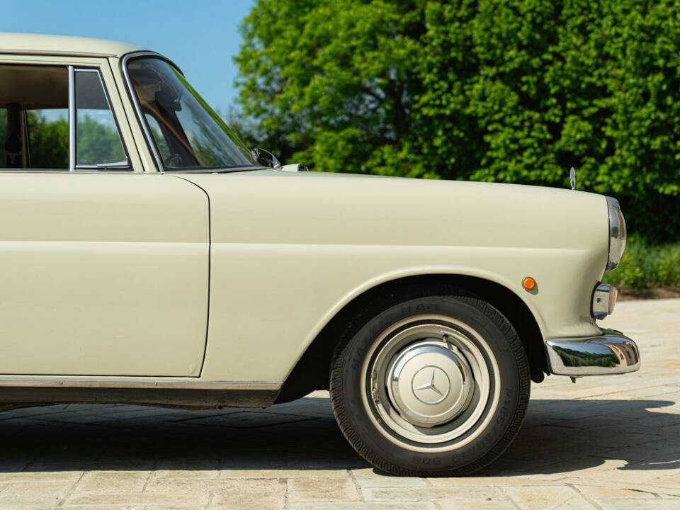 Bild 26/50 von Mercedes-Benz 200 (1966)