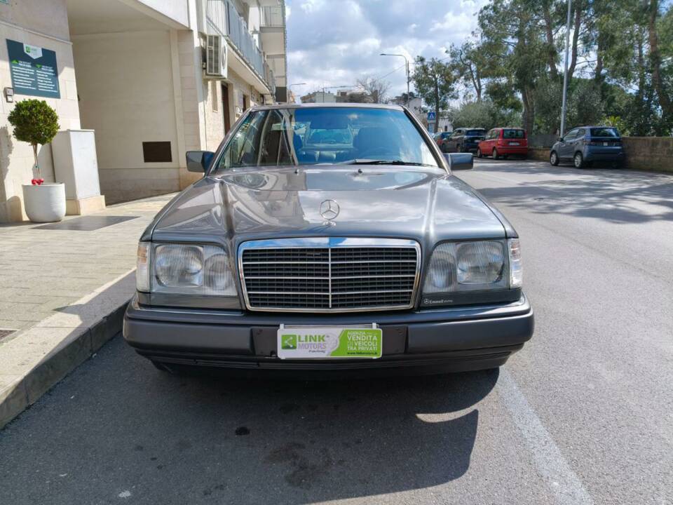 Image 8/35 of Mercedes-Benz E 200 (1995)