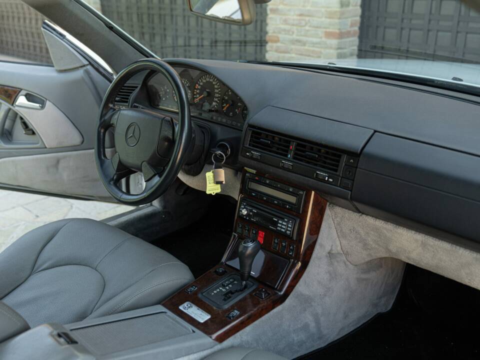 Image 25/50 of Mercedes-Benz SL 320 (1997)