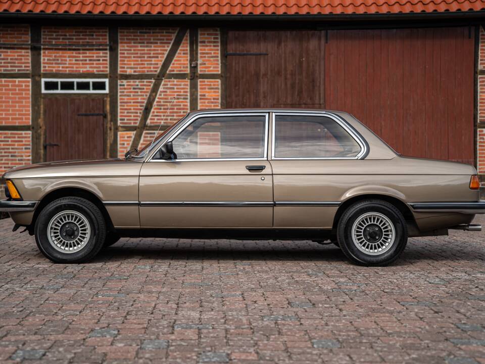 Image 11/76 of BMW 323i (1982)