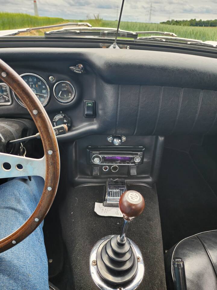 Image 20/55 of MG MGB (1969)