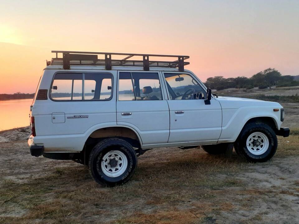 Image 3/61 of Toyota Land Cruiser FJ 62 (1989)