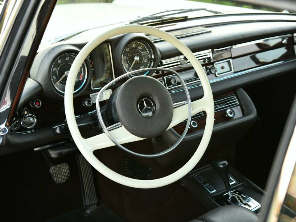 Image 39/50 of Mercedes-Benz 280 SE 3,5 (1971)