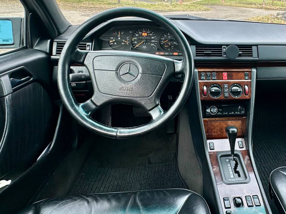 Image 12/16 of Mercedes-Benz E 300 Turbodiesel T (1996)
