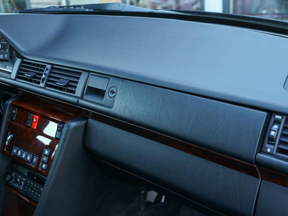 Image 35/50 of Mercedes-Benz 200 E (1992)