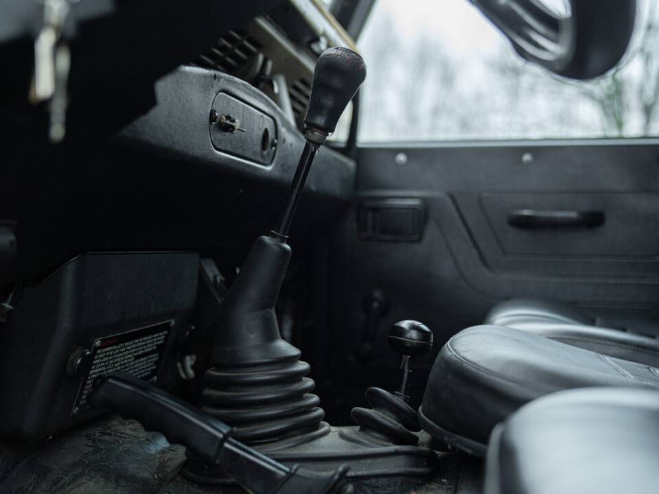 Bild 34/50 von Land Rover 90 (1985)