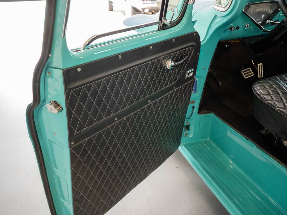 Image 17/38 of Chevrolet Apache Stepside (1958)