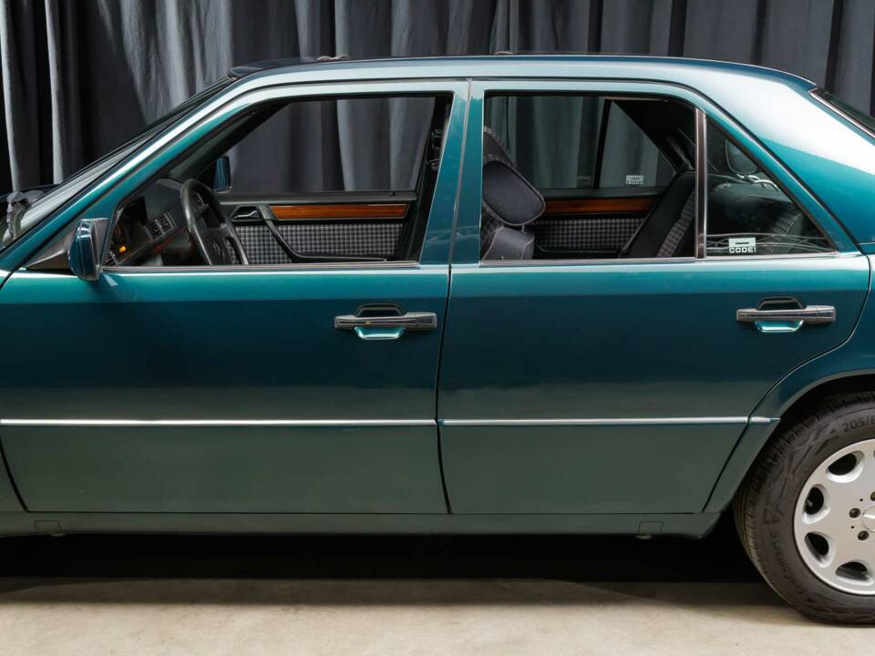 Bild 10/40 von Mercedes-Benz E 220 (1995)
