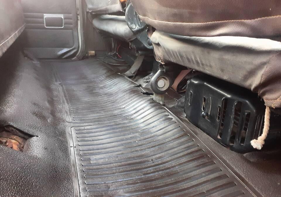 Image 18/61 of Toyota Land Cruiser FJ 62 (1989)