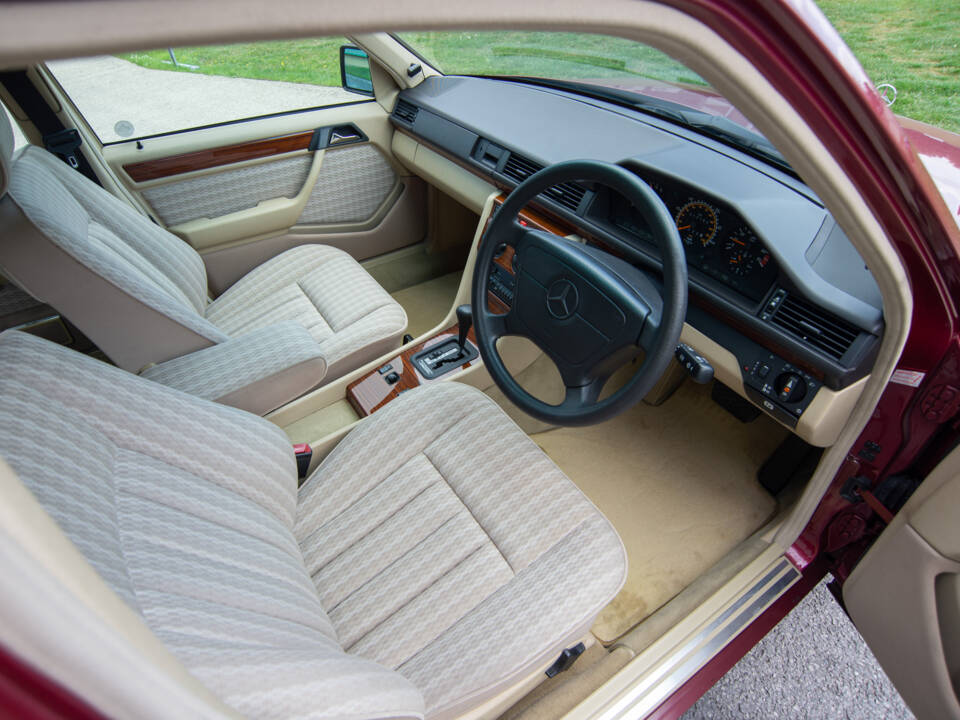 Bild 9/23 von Mercedes-Benz 200 E-16 (1993)