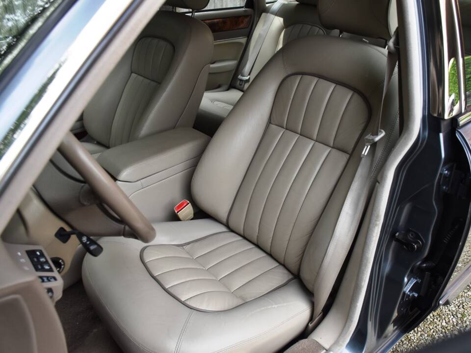 Image 23/40 of Jaguar XJ 6 4.0 Sovereign (1995)