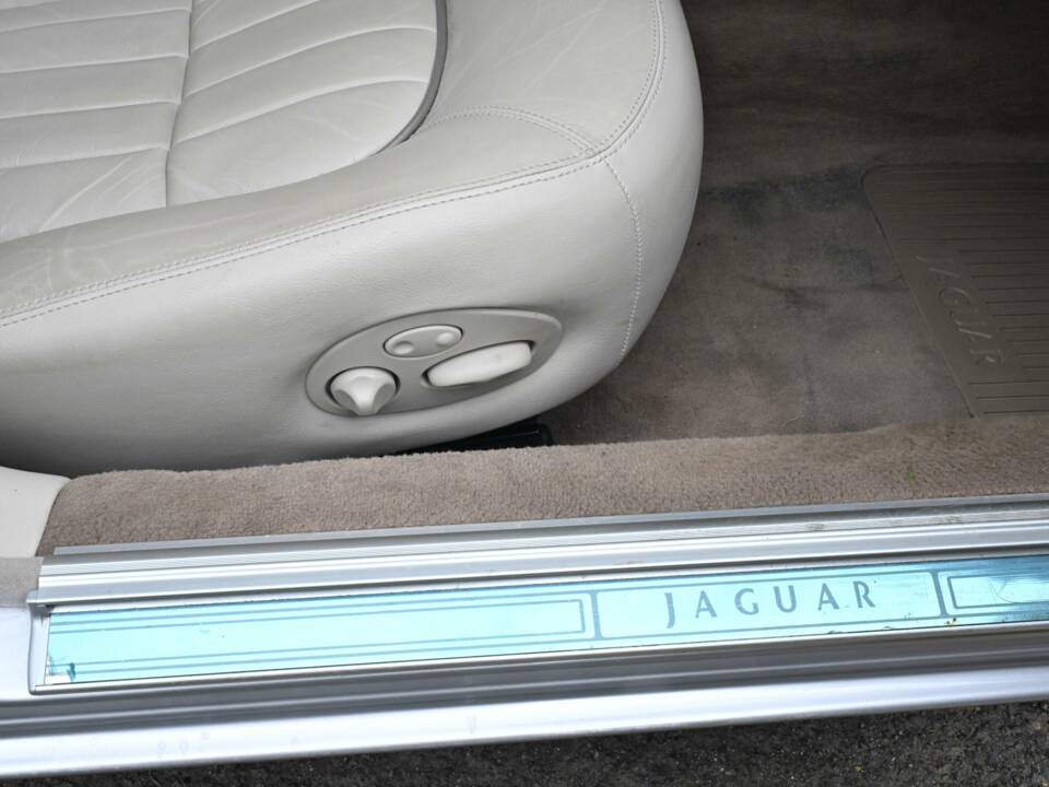 Immagine 33/50 di Jaguar XJ 8 Executive (2002)