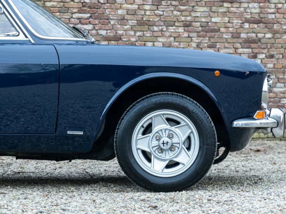Image 41/50 of Alfa Romeo Giulia GT 1300 Junior (1971)