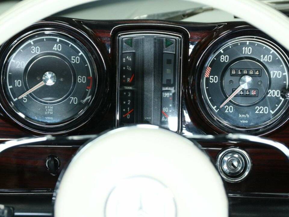 Image 14/30 of Mercedes-Benz 250 SE (1966)