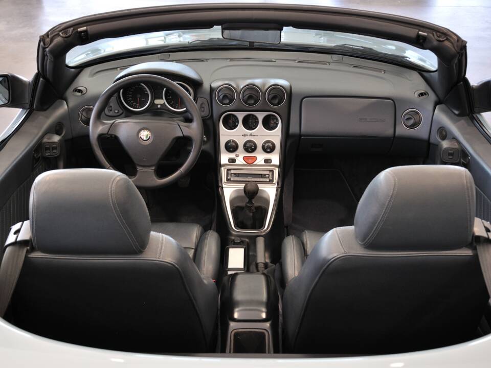 Immagine 13/41 di Alfa Romeo Spider 3.0 V6 12V (2000)