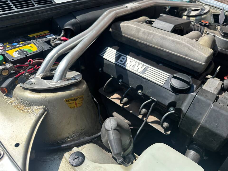 Image 22/29 of BMW 318i (1991)