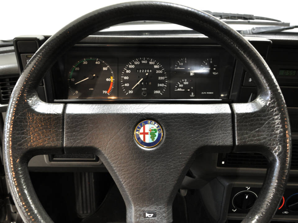 Bild 25/34 von Alfa Romeo 75 2.0 Twin Spark (1991)