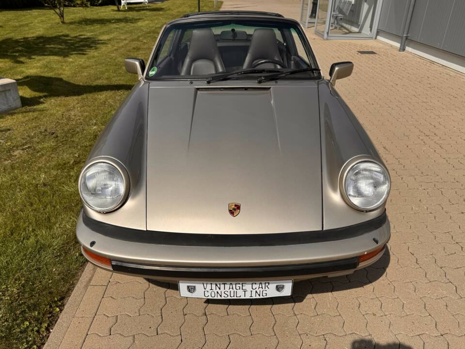 Image 31/88 of Porsche 911 Carrera 3.2 (1985)
