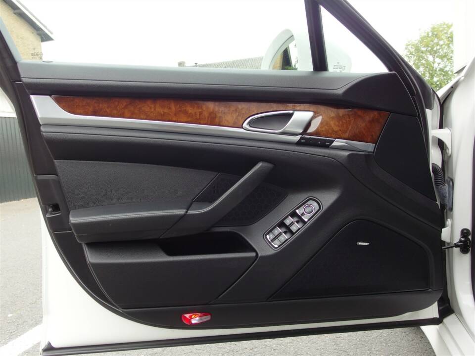Image 46/98 of Porsche Panamera S (2010)