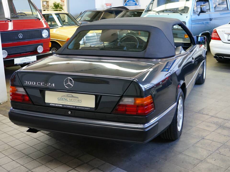 Image 11/22 de Mercedes-Benz 300 CE-24 (1993)