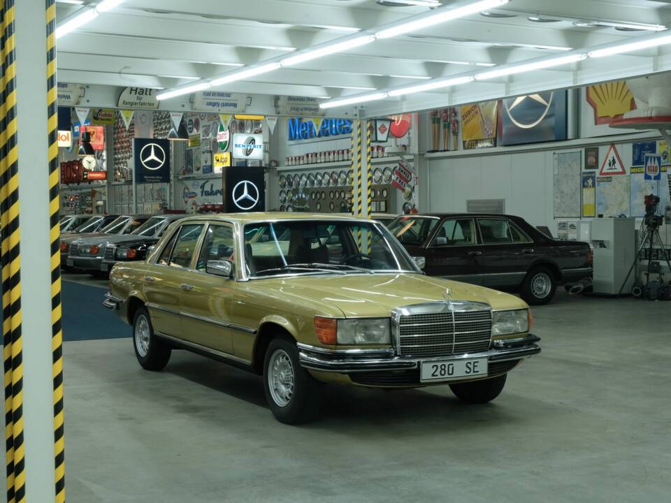 Image 16/50 de Mercedes-Benz 280 SE (1975)