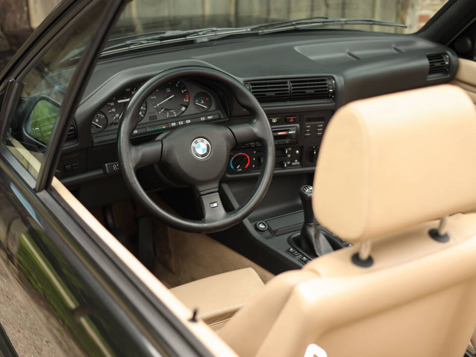 Image 20/83 de BMW 325i (1990)