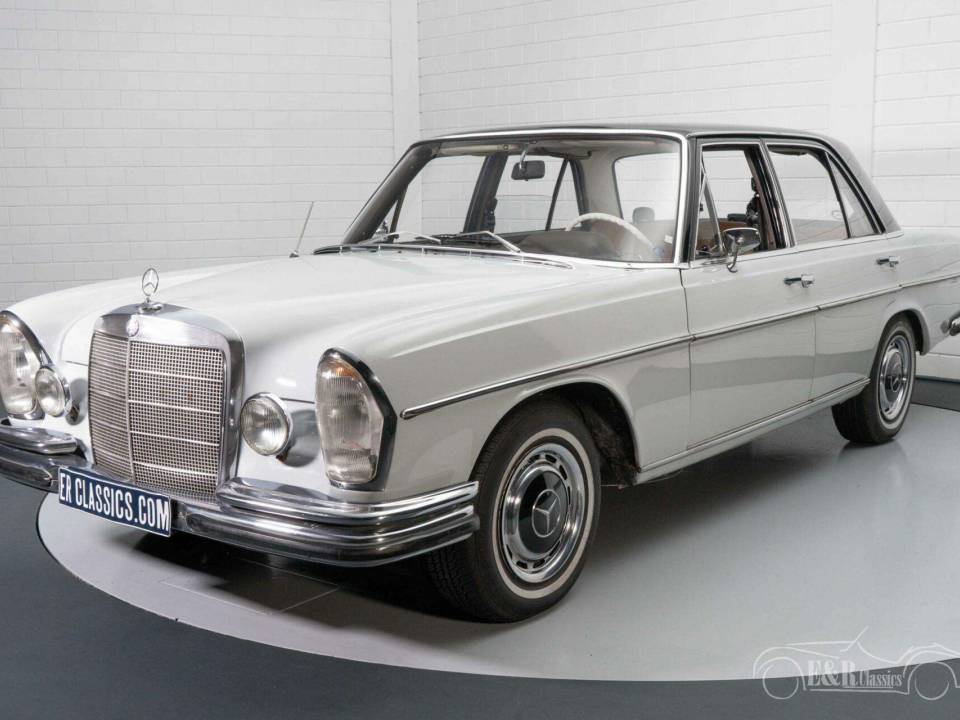 Image 16/19 of Mercedes-Benz 250 S (1968)