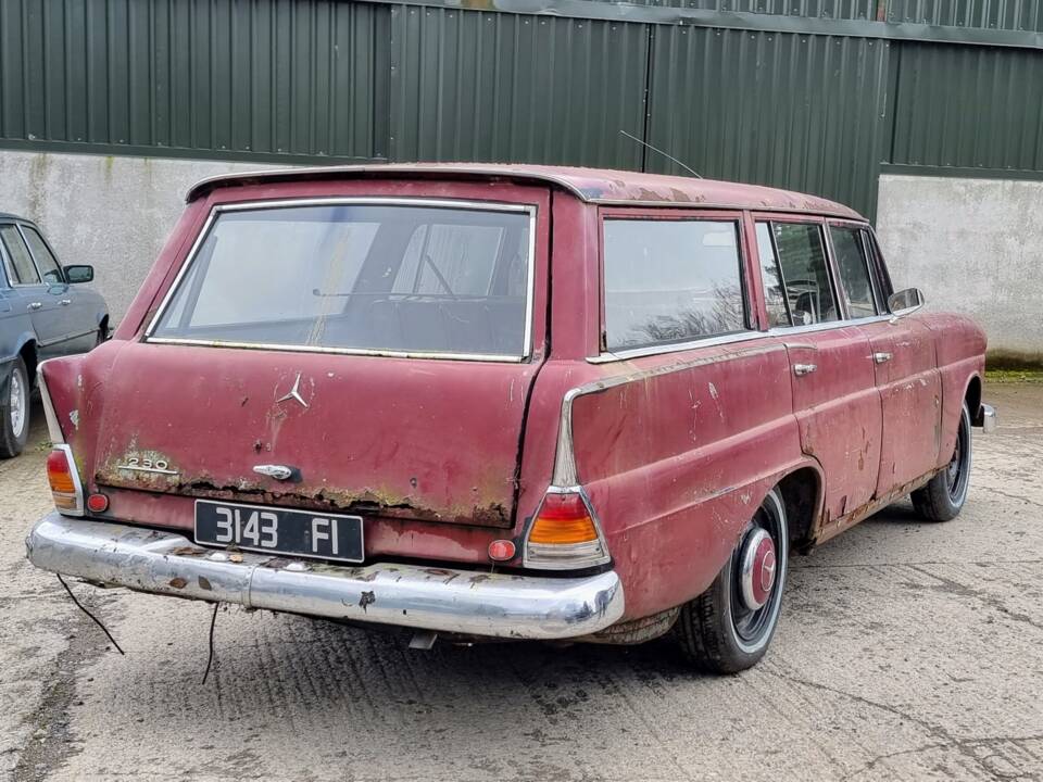 Image 2/31 of Mercedes-Benz 230 S Universal (1966)