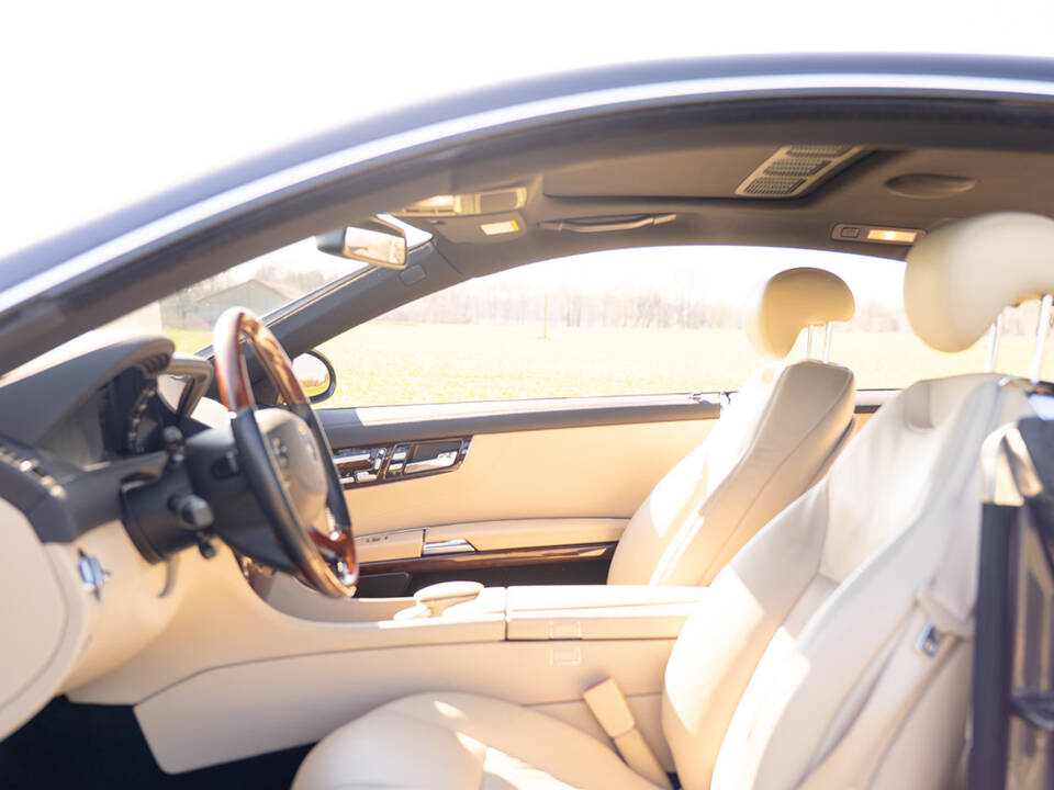 Image 34/67 of Mercedes-Benz CL 500 (2006)