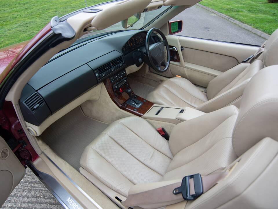 Image 14/28 of Mercedes-Benz 500 SL (1992)