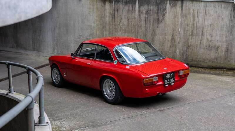 Image 9/15 of Alfa Romeo 2000 GT Veloce (1975)