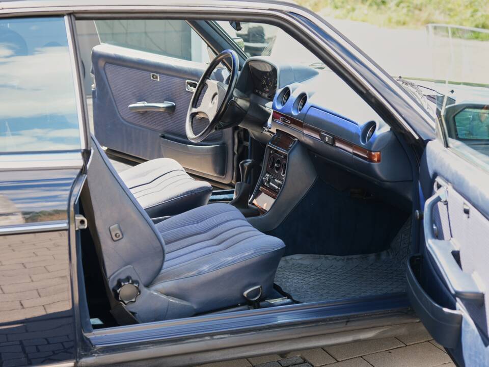 Bild 52/99 von Mercedes-Benz 230 CE (1983)