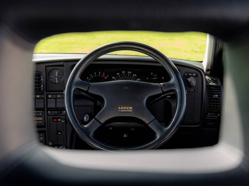 Image 54/75 of Lotus Carlton (1991)