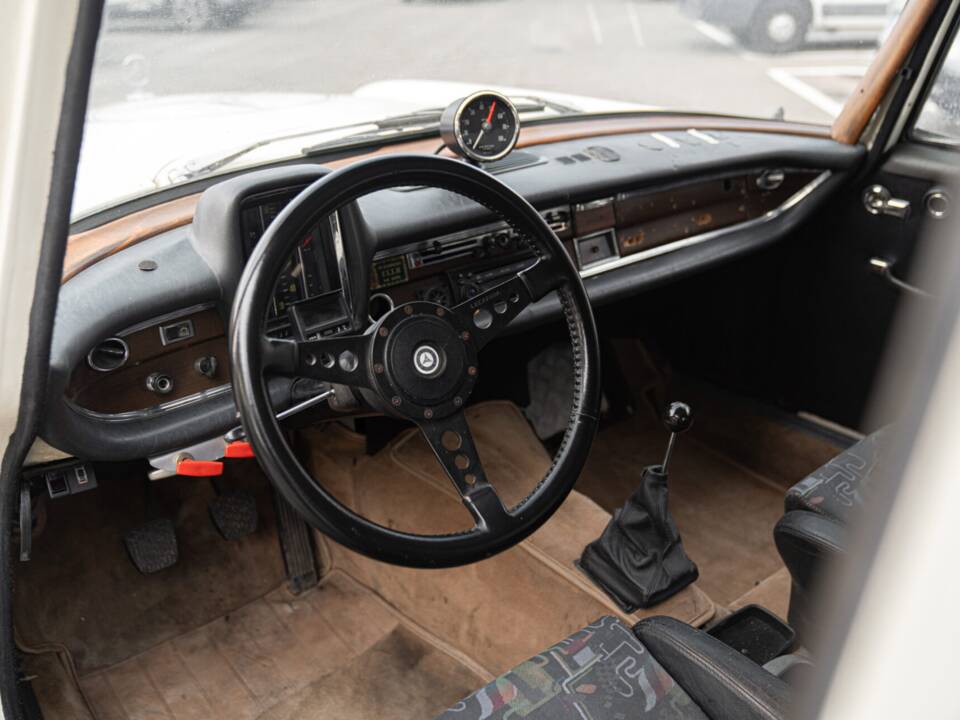 Image 44/50 of Mercedes-Benz 220 S b (1967)