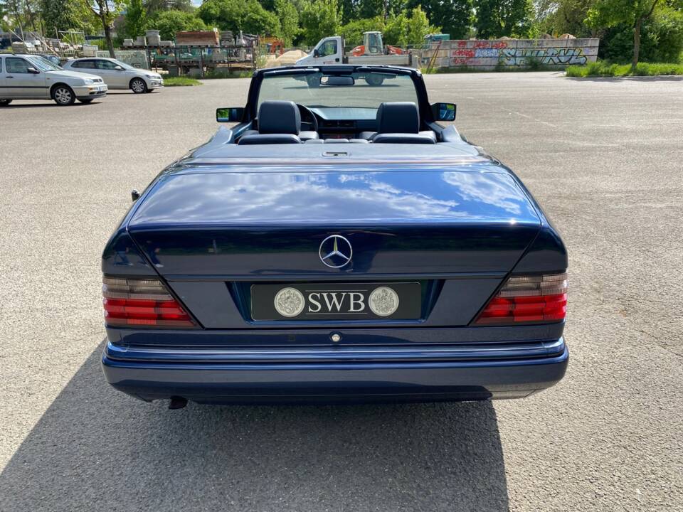 Image 5/31 of Mercedes-Benz E 220 (1994)